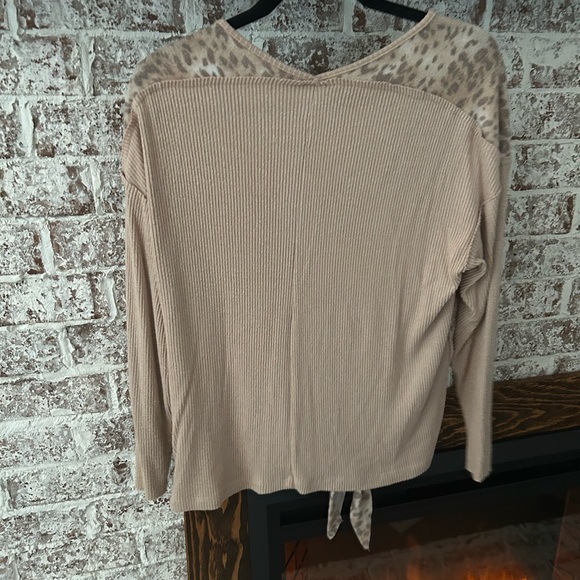 Cream leopard top - Picture 3 of 3